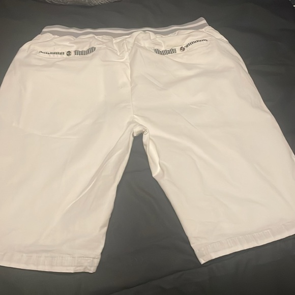 White fashion style shorts - Picture 2 of 3